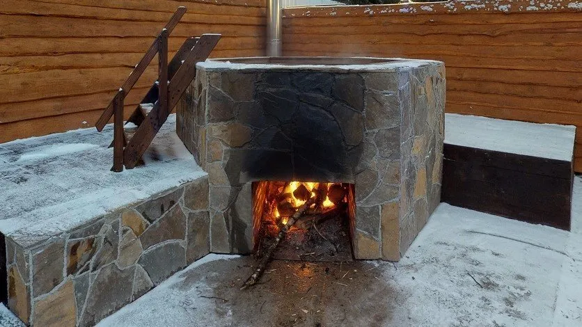 Избы по-белому с чаном на дровах