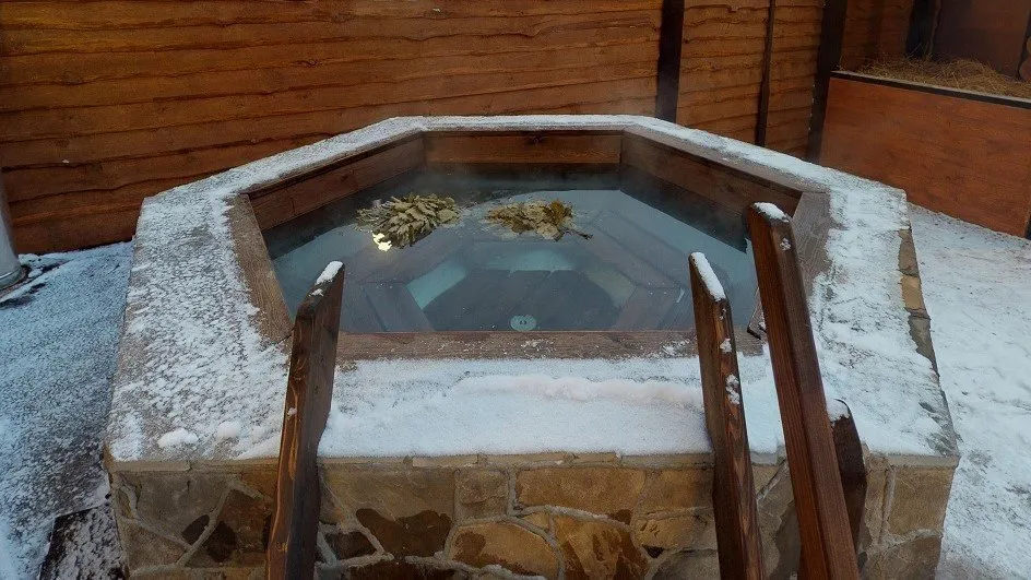 Избы по-белому с чаном на дровах